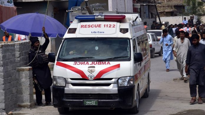 Mueren 27 personas en un accidente tras una boda en Pakistán, solo sobrevive la novia