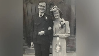 John Alfred Tinniswood se casó con Blodwen en 1942, con quien tuvo una hija, Susan, en 1943, disfrutó de 44 años de matrimonio hasta el fallecimiento de su esposa en 1986 (Foto familiar)