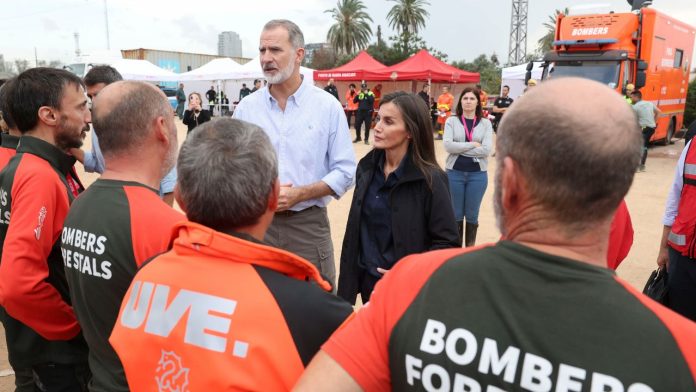 Rey Felipe VI dice «hay que entender el enfado» en ciudades afectadas por temporal