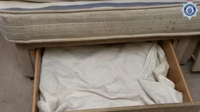 Siete años de cárcel para la madre que tuvo a su bebé tres años en un cajón en Inglaterra