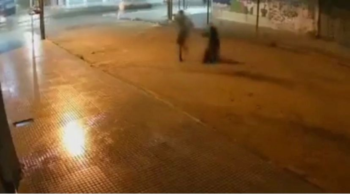 Un carnicero mató a un hombre con una cuchilla y fue liberado por un video que demostró que fue asaltado