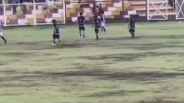 Un futbolista peruano muere y otro queda herido al ser impactado por un rayo