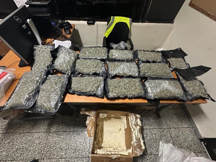 Caja llegó al AILA desde Miami con 15 paquetes de marihuana