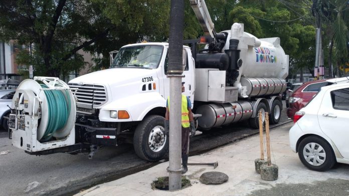 Intervienen sectores para evitar inundaciones de calles por lluvias  
