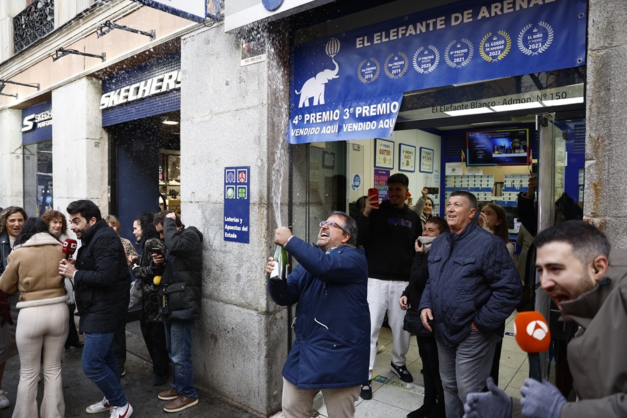 Alegría en la administración 150 del centro de Madrid, donde se ha vendido el número 77768, uno de los cuartos premios