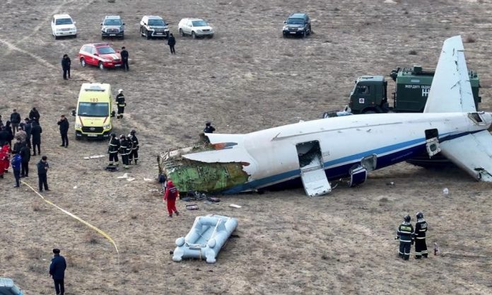 Más de 30 personas pueden haber muerto en el accidente de avión azerbaiyano en Kazajistán