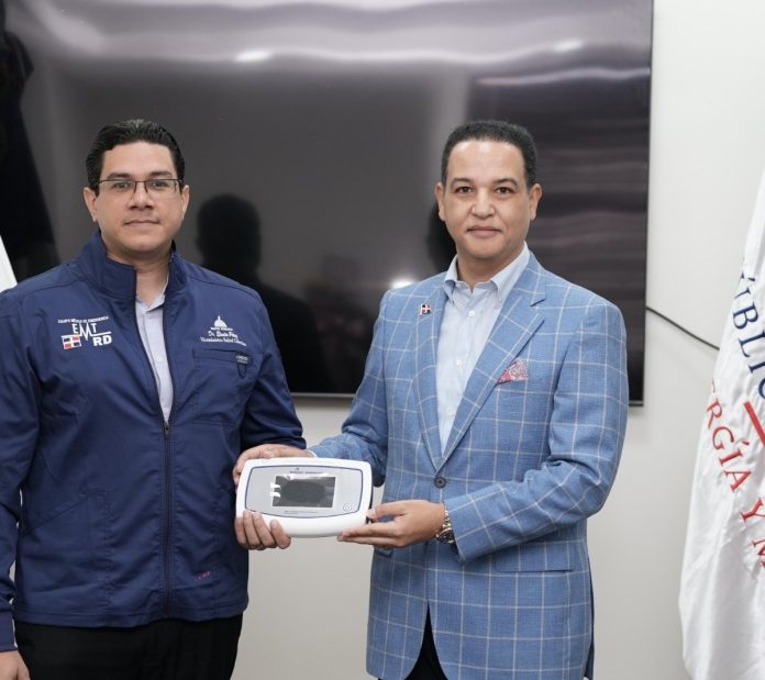 Energía y Minas entrega equipo para diagnóstico e insumos de laboratorio al MSP