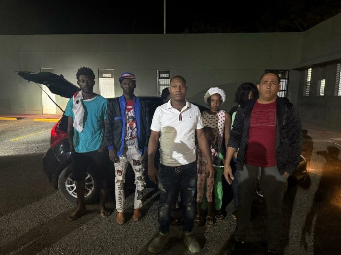 Detienen vehículos con 77 haitianos ilegales; apresan conductores en Azua
