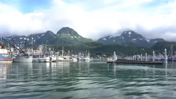 Al menos cinco desaparecidos tras volcar un barco en aguas de Alaska