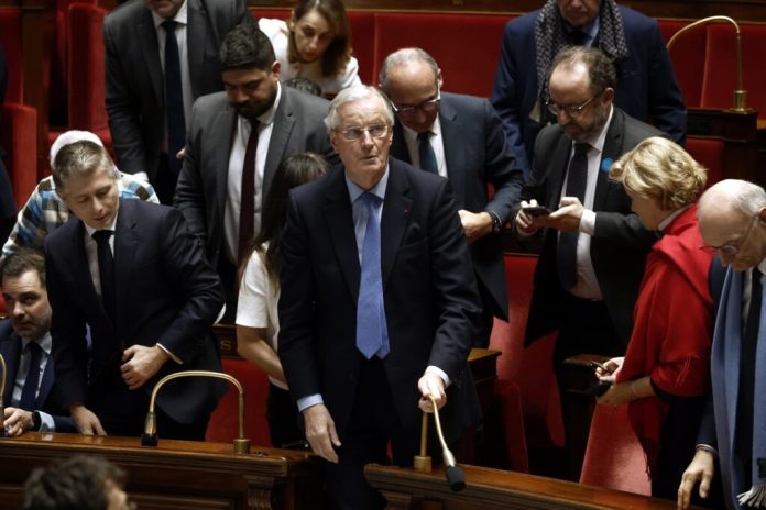 El Gobierno francés cae en la moción de censura apoyada por la izquierda y la ultraderecha
