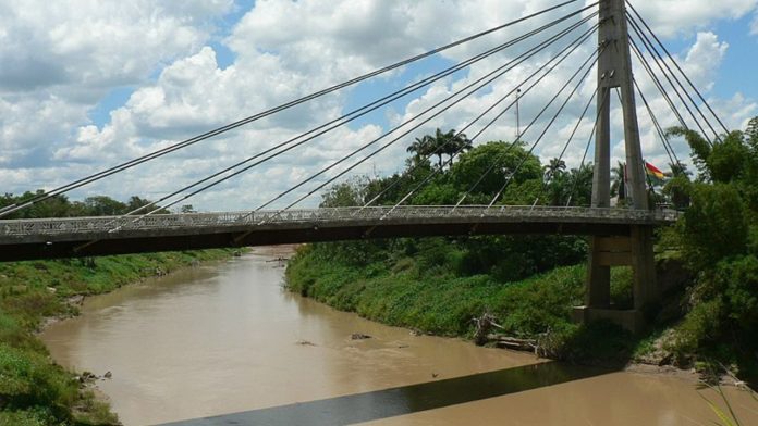 Policías lanzan hombre que fue detenido de un puente en Brasil