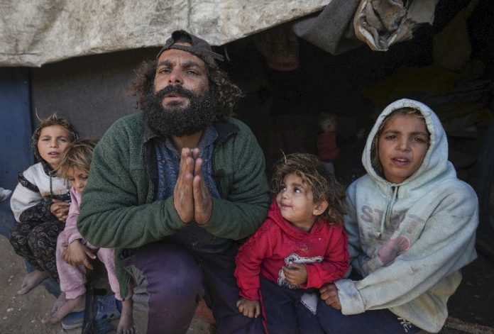 Soldados de Israel prenden fuego a hospital en Gaza