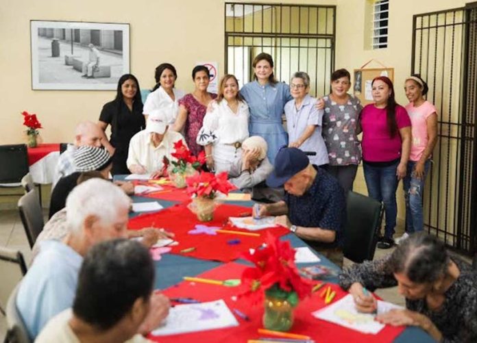 Vicepresidenta comparte y entrega juguetes a menores