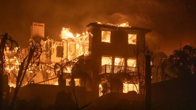 residencia incendiada en california