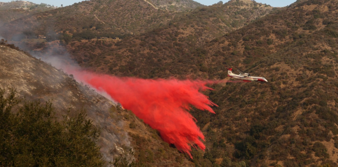 Un polvo rosa ayuda a combatir los incendios en California: ¿Cómo funciona? ¿qué es?