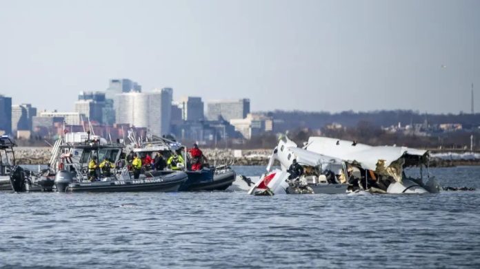 Aún buscan a 14 desaparecidos del accidente aéreo en Washington