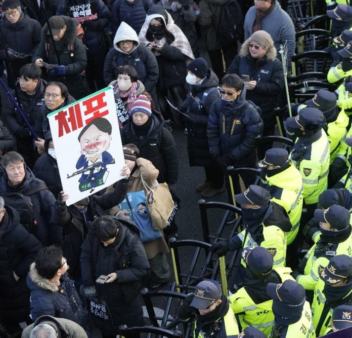 Destituido presidente Corea del Sur resiste ser arrestado