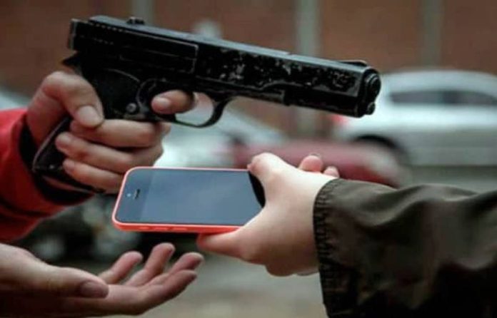 “El chófer me dijo arréglame el retrovisor… No me di cuenta cuando me sacaron todo”, narra mujer asaltada en carro pirata de Santiago