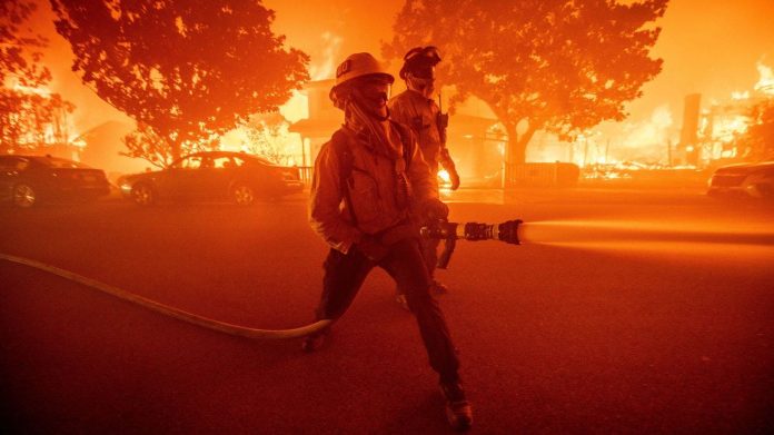 Incendios en Los Ángeles provoca la evacuación de  30.000 personas; se declara en estado de emergencia