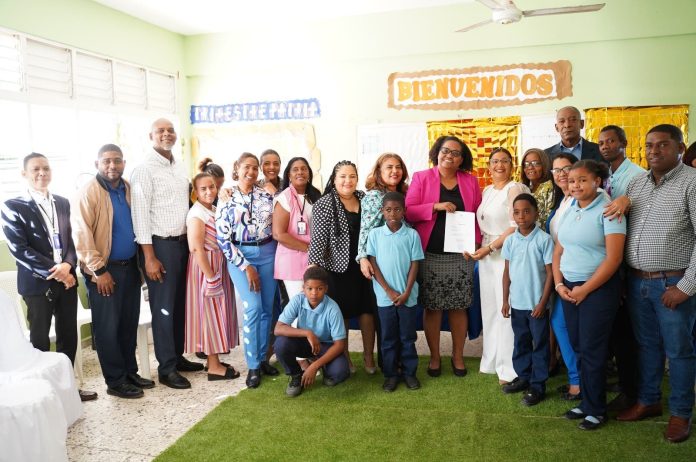 Posesionan a directora de la escuela María Trinidad Sánchez, en Boca Chica