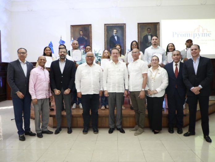 Promipyme entrega financiamiento de RD$31.5 millones a comerciantes afectados por incendio en Santiago