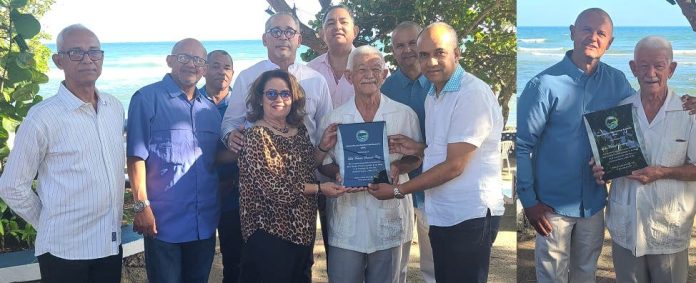 Rinden homenaje a exdirector escuela primaria de Villa Riva