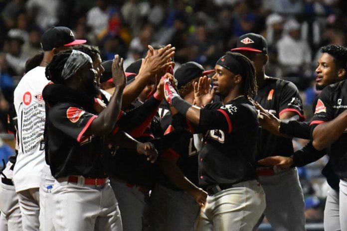Rugido imparable: Los Leones aplastan al Licey y se acercan a la cima del Round Robin