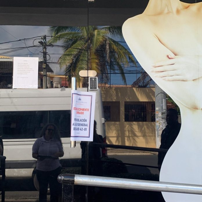 Salud Pública clausura clínica estética Cemekar Plass por incumplir Ley 42-01