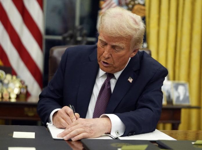 Trump toma varias medidas borrarían legado Joe Biden