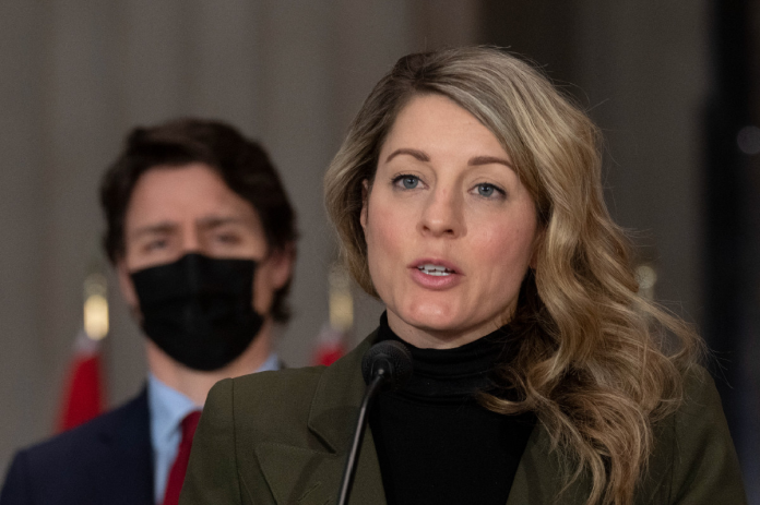 Un embargo petrolero a EE.UU. causaría una “crisis de unidad” en Canadá, amenaza Alberta