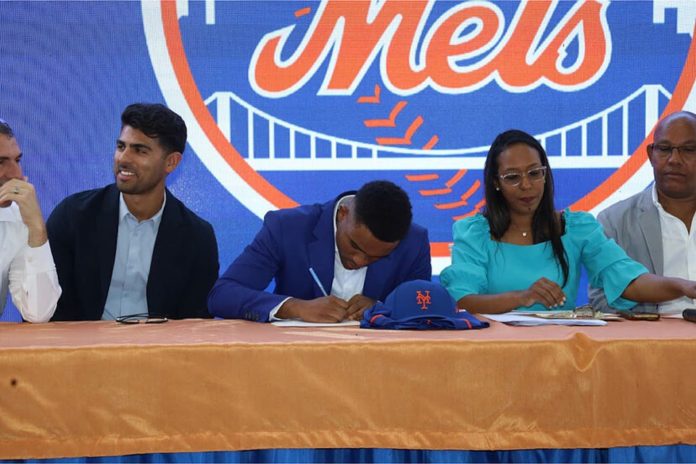 ¡Millonarios! varios prospectos dominicanos  firman y se bañan en dólares 