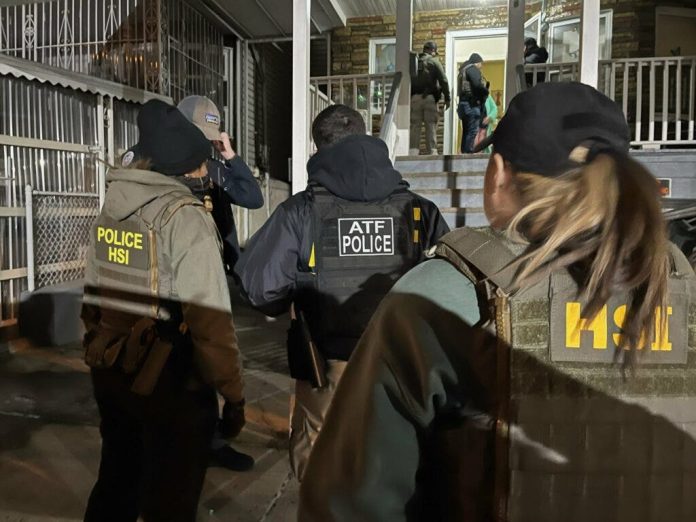 ¿Por qué es falso que estar indocumentado sea un “crimen”, como dice la Casa Blanca?