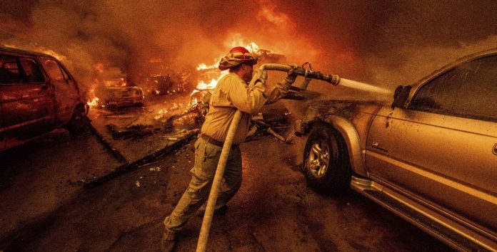 ¿Qué son los vientos de Santa Ana que hacen «imposible» controlar los incendios en Los Ángeles?