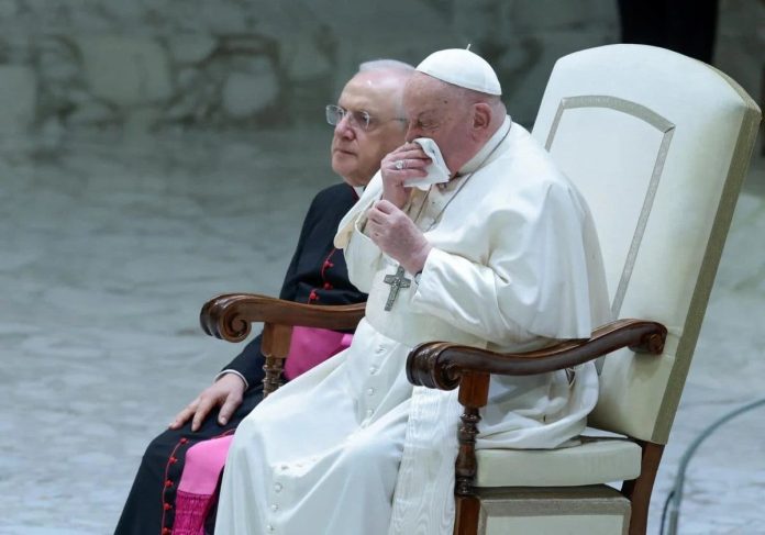 El papa anula su agenda hasta el lunes tras ser hospitalizado por una bronquitis