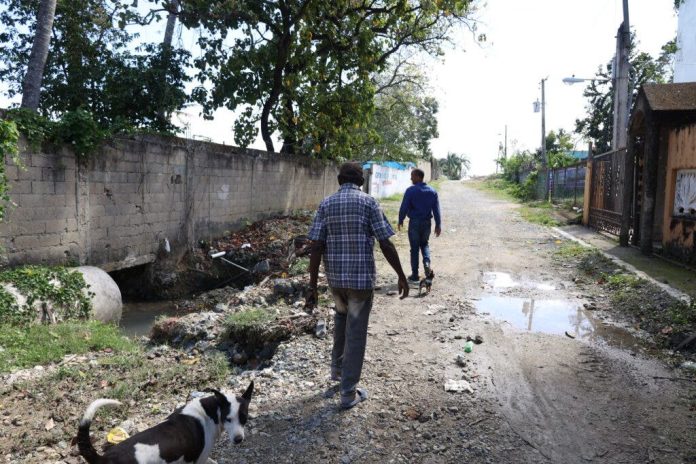 Muchos niñitos fumando marihuana y casas con piso de tierra en Villa Mella