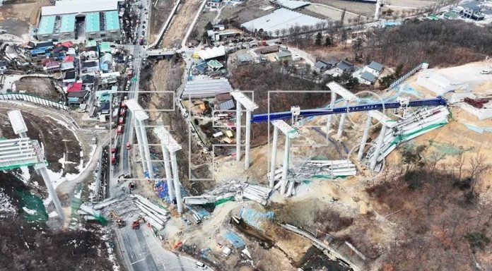 Cuatro muertos y seis heridos en el derrumbe de un puente en construcción