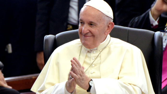 El papa Francisco ha desayunado, está sentado en un sillón y se espera hoy el resultado del TAC