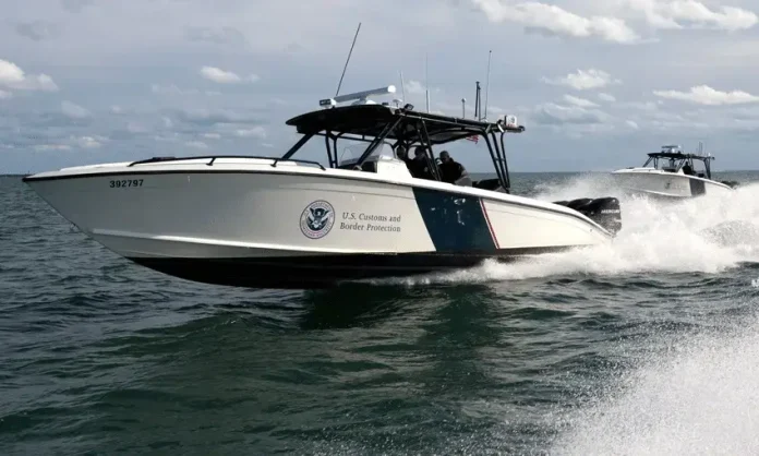 Arrestan a 5 dominicanos que trataron de llegar como polizones en un barco a Puerto Rico