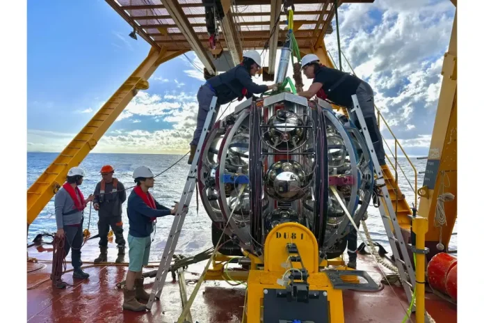 Detectan un neutrino en fondo de mar