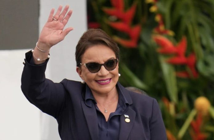 Helicóptero en que viajaba la presidenta de Honduras realiza aterrizaje de emergencia