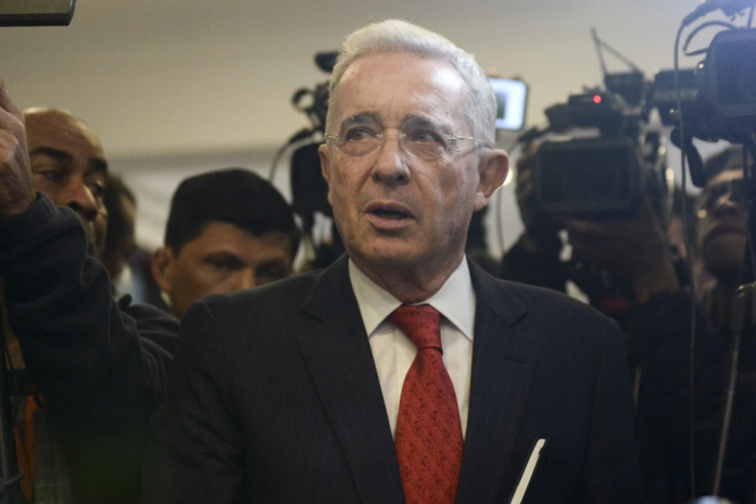 Inicia juicio contra el expresidente colombiano Álvaro Uribe por soborno y fraude procesal