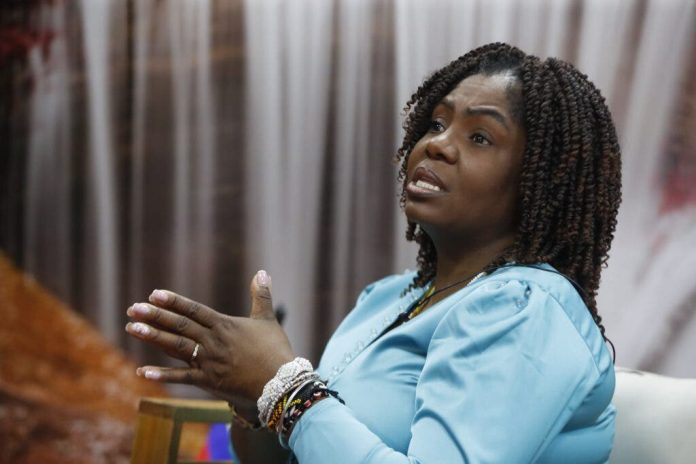 La vicepresidenta colombiana denuncia que su vida y la de su familia corren peligro