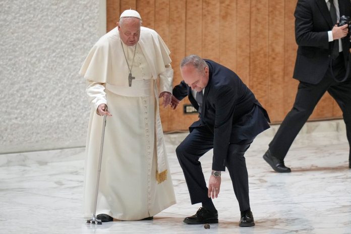Papa Francisco tropieza al entrar a un acto del Jubileo en el Vaticano