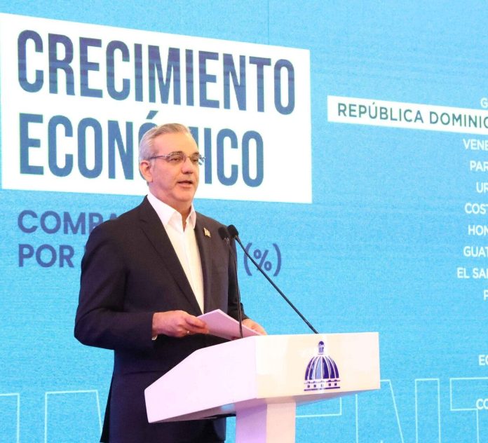 Presidente resalta crecimiento del PIB, confía baje el dólar