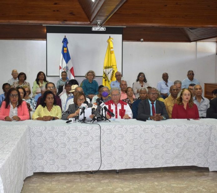 Médicos pensionados plantean al presidente Abinader una compensación salarial