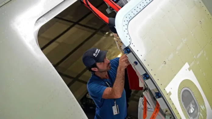 Pánico en un vuelo: pasajero intenta abrir la puerta del avión y un tripulante se fractura la pierna al reducirlo