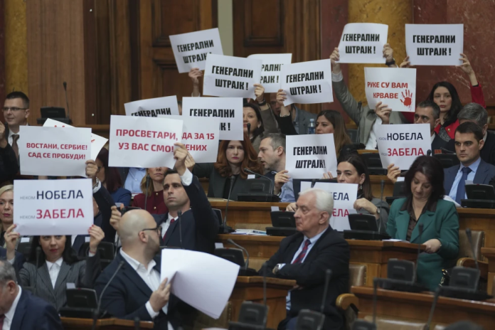 Momento exacto en el que opositores lanzan bombas de humo y bengalas en parlamento de Serbia