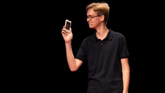 Un joven de 16 años creó su propio celular y cuesta 30 dólares