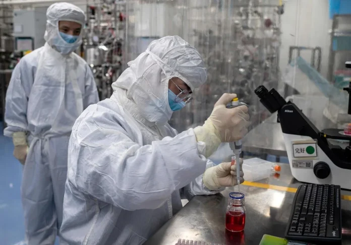 Científicos chinos crean bacterias modificadas para combatir tumores con luz infrarroja