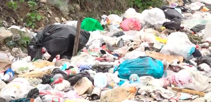 Decenas de niños expuesto a foco de contaminación por basura en Villa Linda
